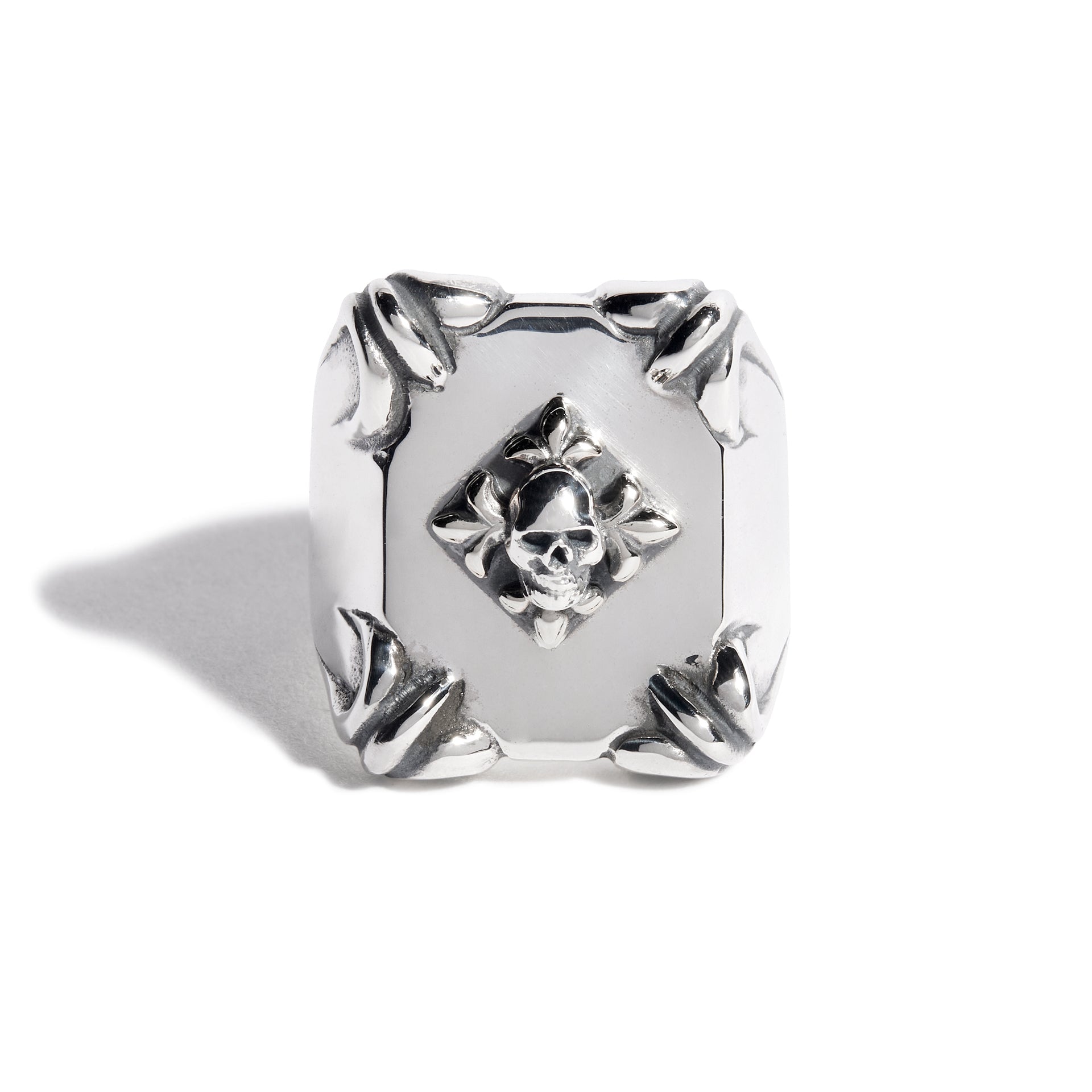 Shield_Ring_with_Silver_Fleur_ 